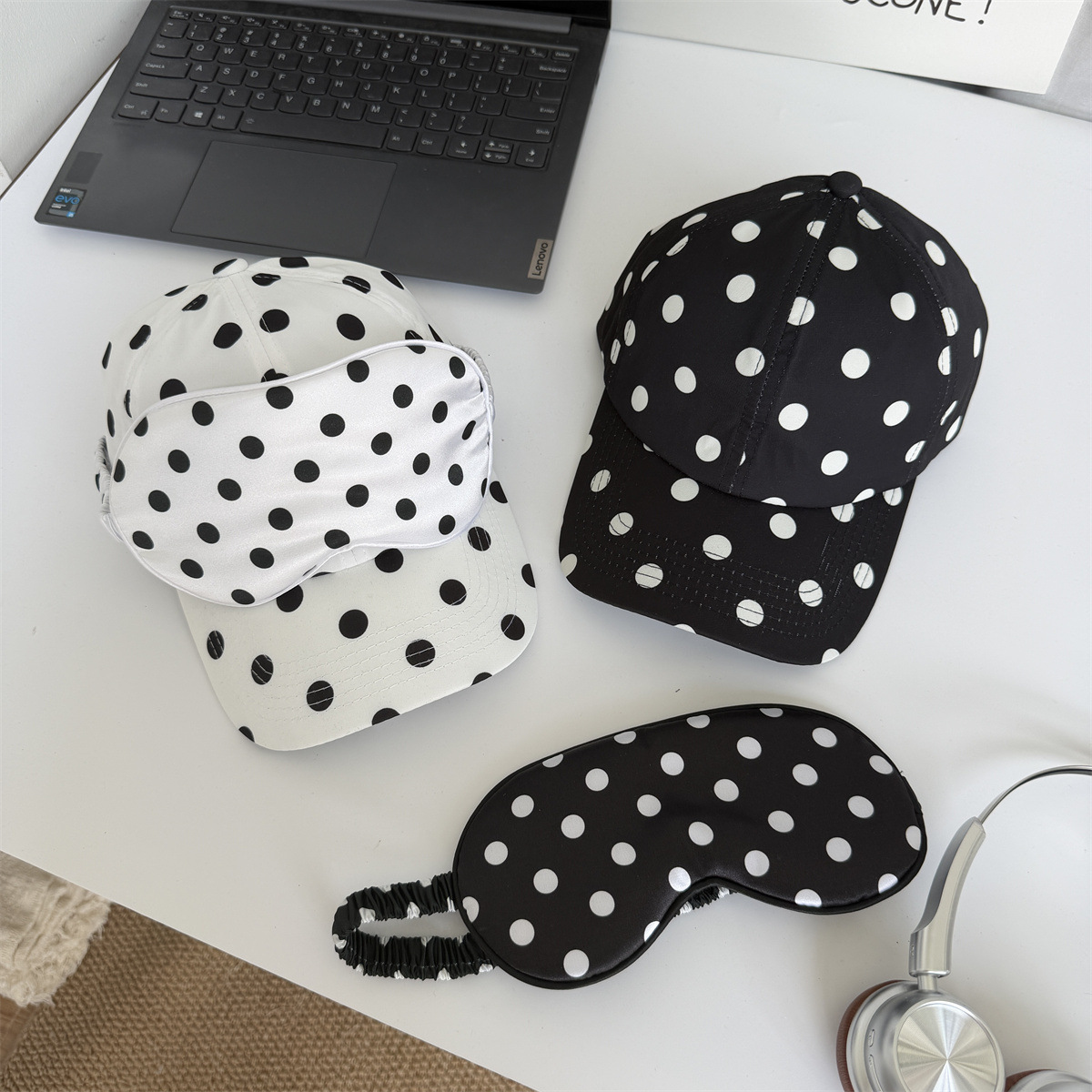 Travel Accessories Kit For Women - 水玉模様の野球帽とアイマスク2点セット（女性用）、シンプルなドット柄カジュアルアウトドアハット、睡眠用アイカバー、旅行用アクセサリーキット