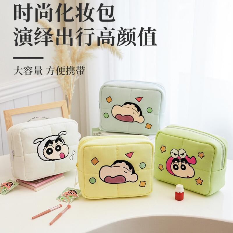 Travel Accessories For Japan Trip - クレヨンしんちゃん ふわふわ化粧品バッグ 大容量 かわいい漫画トラベルウォッシュバッグ 旅行用ポータブルメイクアップ収納オーガナイザー